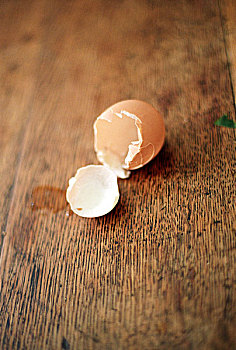 蛋壳,木桌子