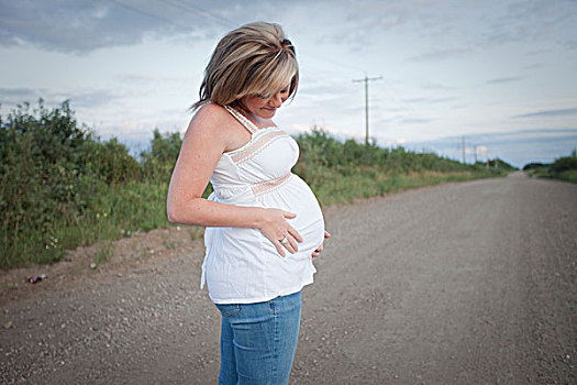 孕妇,站立,土路,艾伯塔省,加拿大