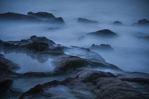 海南海口,西海岸礁石海浪成雾状