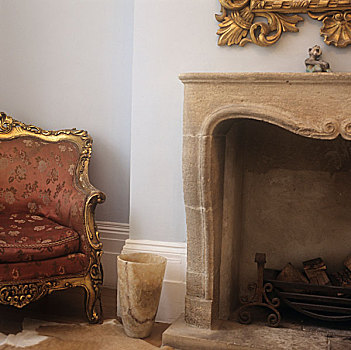 壁炉,镀金,镜子,软垫,扶手椅,大理石,花瓶,地板