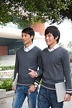年轻男大学生在校园里漫步