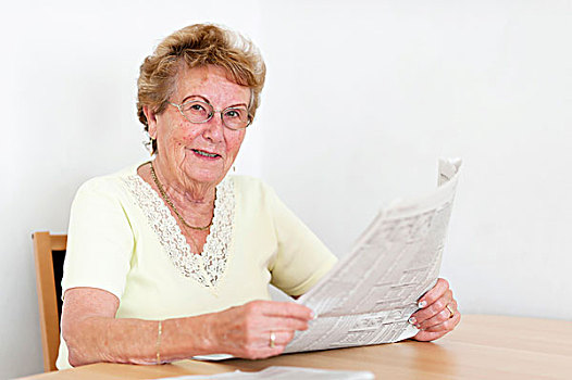 老人,女人,坐,桌子,报纸