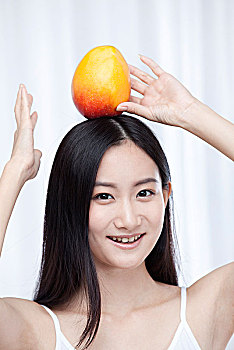 亚洲女孩与新鲜水果