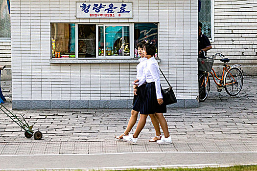 摄影师实拍朝鲜街头中学生：衣着漂亮得体精神青春阳光女生居多占80％