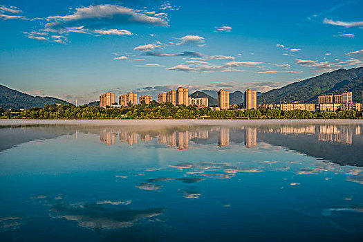 全景,建筑群,高楼,河,灯,夜景,夕阳,倒影,云霞,乌云,城市夜景,草,剪影,风光,水面,奇景