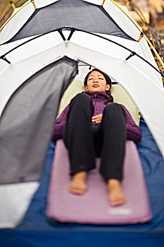 女人,打盹,露营,碧玉国家公园,艾伯塔省,加拿大