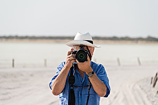 男人,拍照,盐磐,埃托沙国家公园,纳米比亚,非洲