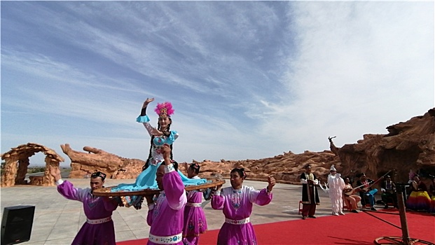 新疆维吾尔族车轮舞
