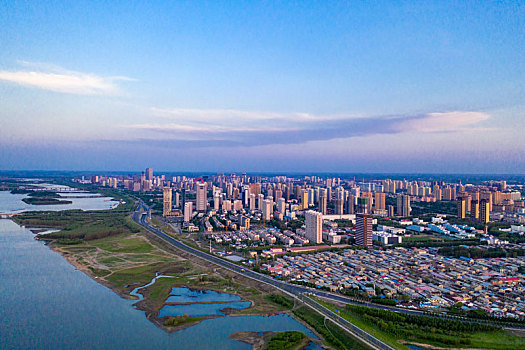 哈尔滨松花江北岸城市风光