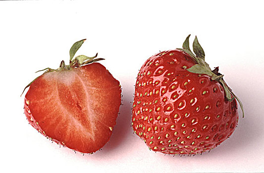 一个,平分,草莓,白色背景