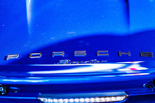 一辆蓝色的特斯拉跑车特写