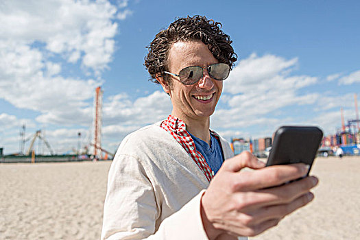 中年,男人,发短信,智能手机,海滩
