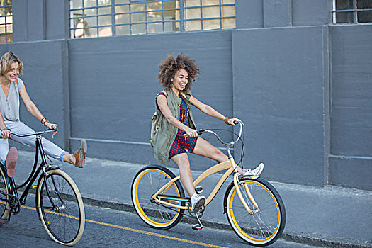 玩耍,女人,自行车,城市街道