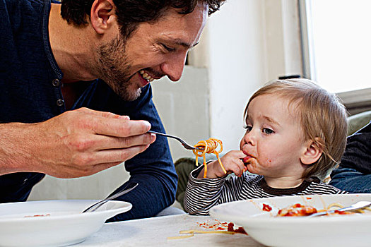 父亲,喂食,1岁,女儿,意大利面