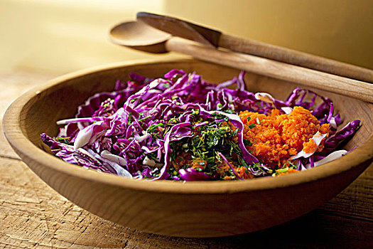 紫甘蓝沙拉,木碗,木质,餐勺