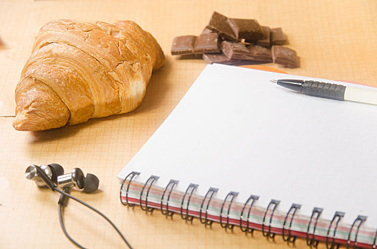 牛角面包,巧克力,笔记本,耳机