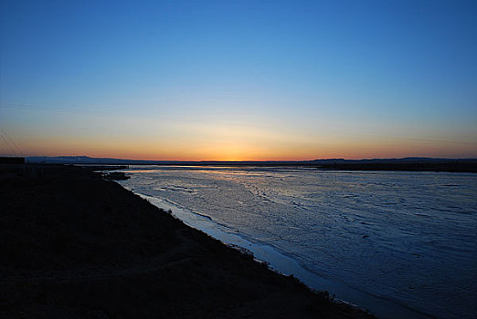 冬日黄昏下的冰冻黄河