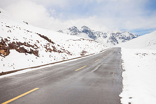 新疆雪山与公路美景