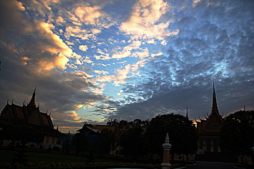 傍晚的柬埔寨建筑剪影