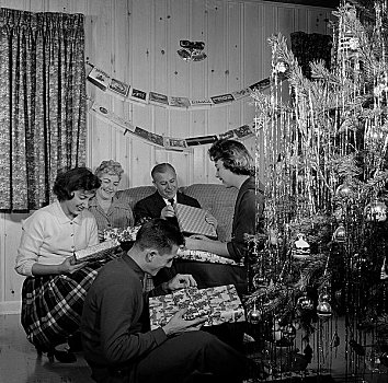 家庭,打开,礼物,圣诞树,客厅
