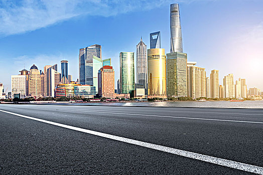地面划线和上海摩天大楼天际线