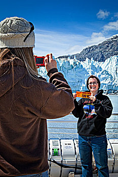 女青年,拍照,朋友,正面,冰河,游船,小湾,冰河湾国家公园,保存,东南阿拉斯加,夏天