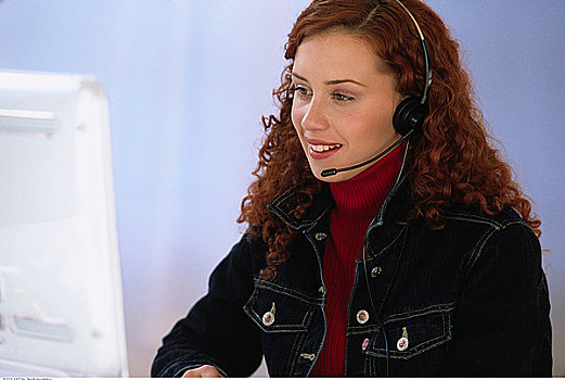 职业女性,用电脑,头戴式电话