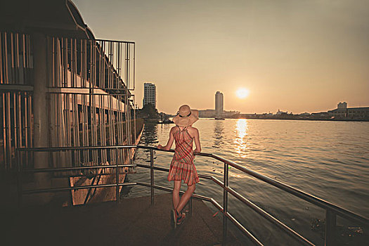 美女,赞赏,日落,上方,河,曼谷,泰国