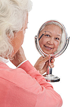 老年女士拿着镜子