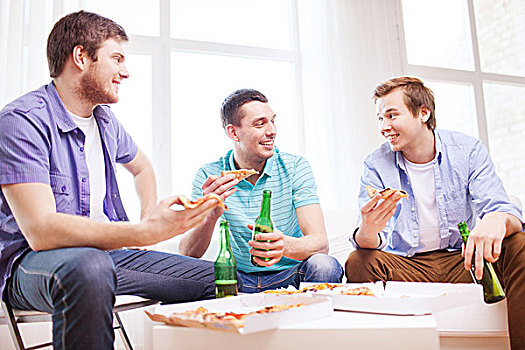 友谊,家,饮料,概念,高兴,男性,朋友,啤酒,比萨饼,在家