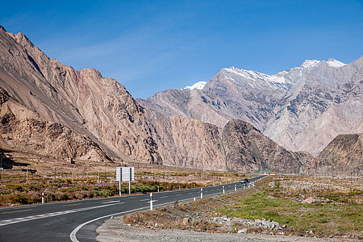 新疆喀什至塔什库尔干塔吉克自治县塔什库尔干河谷边的314国道