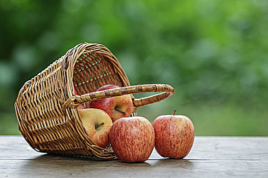 节日,苹果,柳条篮,木桌子