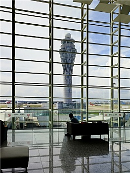 深圳机场航站楼和塔台同框