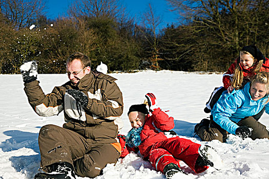 家庭,儿童,打雪仗,冬天,上面,山,雪地
