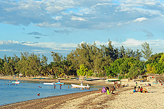 madagascar,tulear,ifaty,families,sitting,on,the,beach