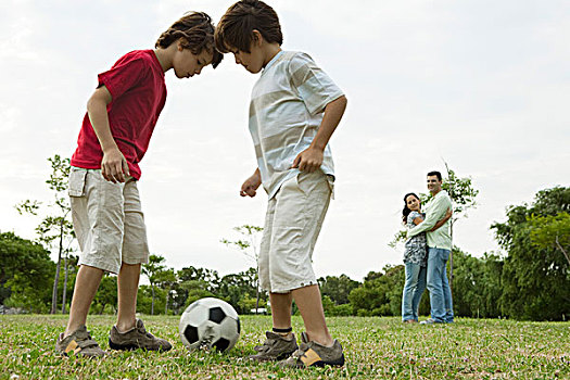 男孩,玩,足球,父母,搂抱,背景