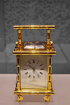辽宁省大连博物馆馆藏文物,英国19世纪黄铜皮套钟