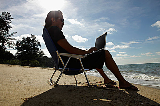 男人,坐,海滩,椅子,工作,笔记本电脑