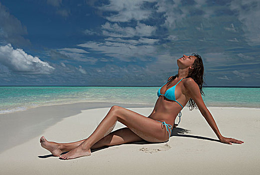 中年,女人,坐,海滩,阿里环礁,马尔代夫