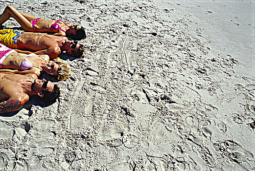 两个,年轻,情侣,躺着,海滩