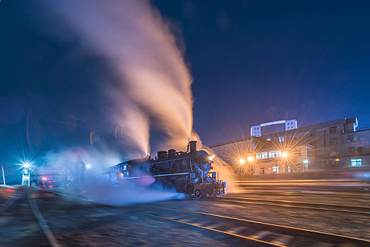夜晚调兵山市火车站的蒸汽机车