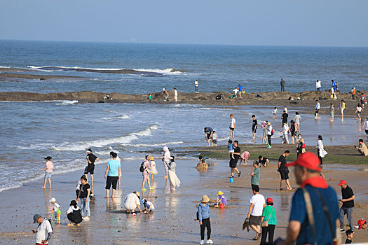 山东省日照市,夏日旅游掀起小高潮,海滨休闲度假人头攒动