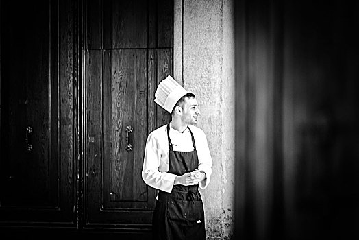 厨师,男青年,厨师帽,围裙,微笑,门,背景,黑白图片