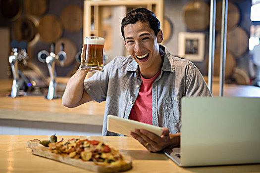 微笑,男人,拿着,啤酒杯,数码,餐馆,头像