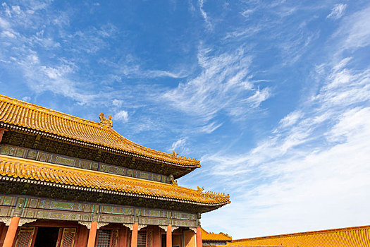 蓝天白云下的北京故宫乾清宫