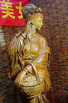 金丝楠木雕刻的古代美女