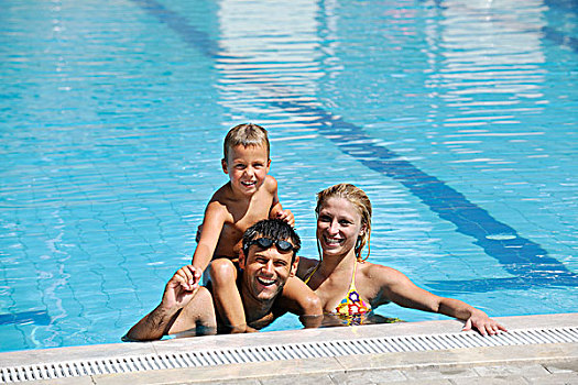 高兴,年轻家庭,开心,游泳池,暑假