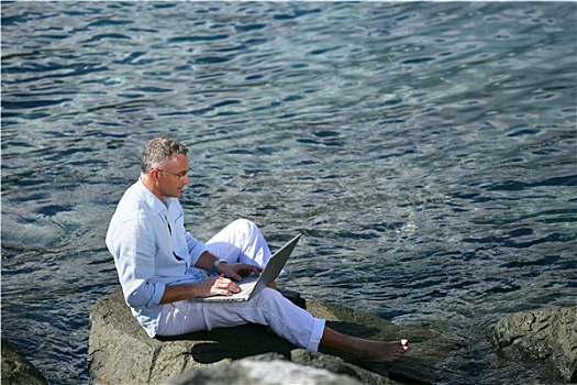 男人,坐,石头,笔记本电脑,海洋,侧面
