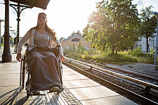 美女,轮椅,缆车,火车站