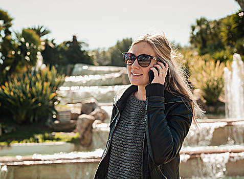 女性,游客,智能手机,正面,喷泉,蒙特足斯,山,巴塞罗那,西班牙